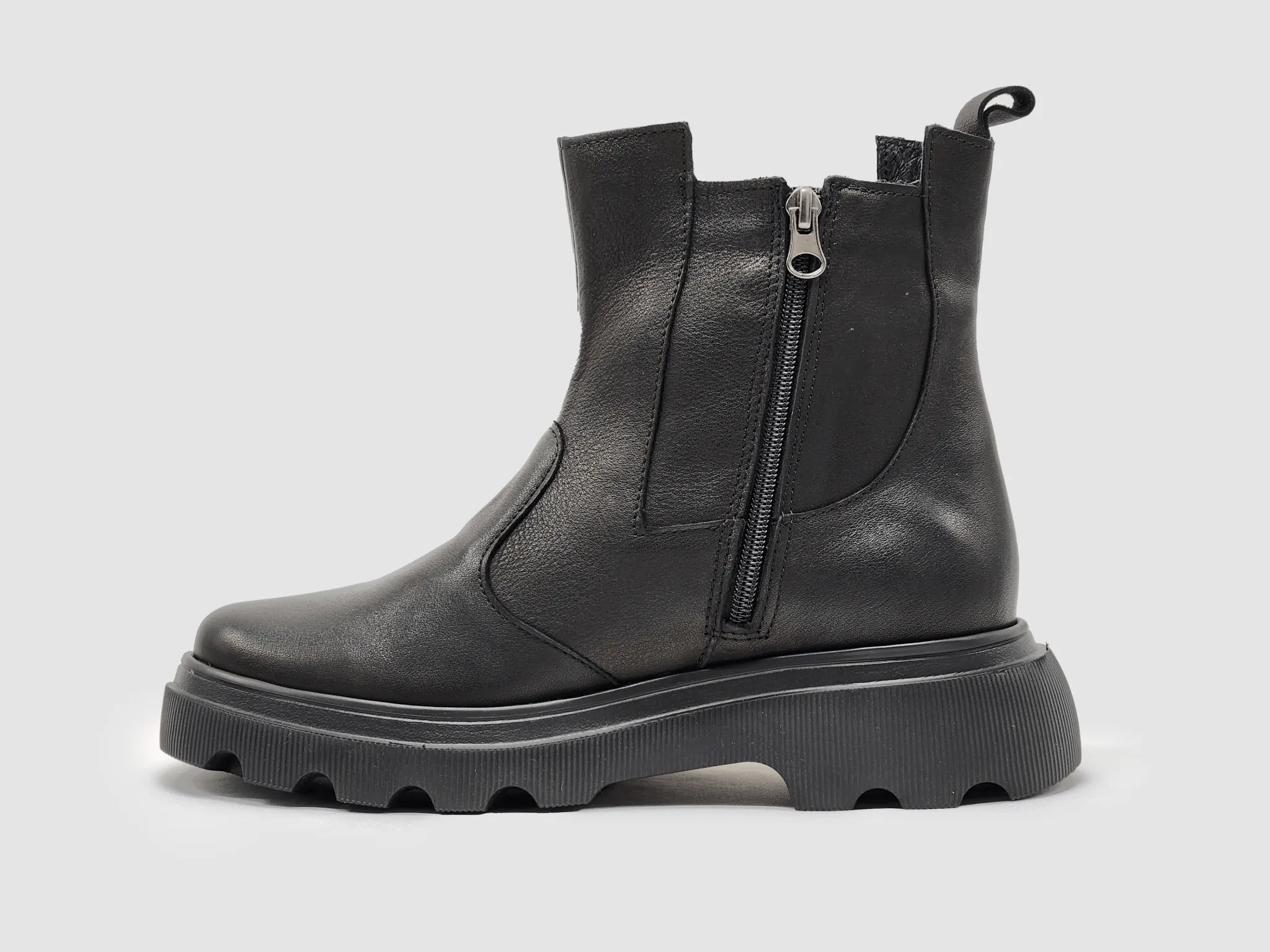 Women's Modern Insulated Zip-Up Chelsea Leather Boots - Black